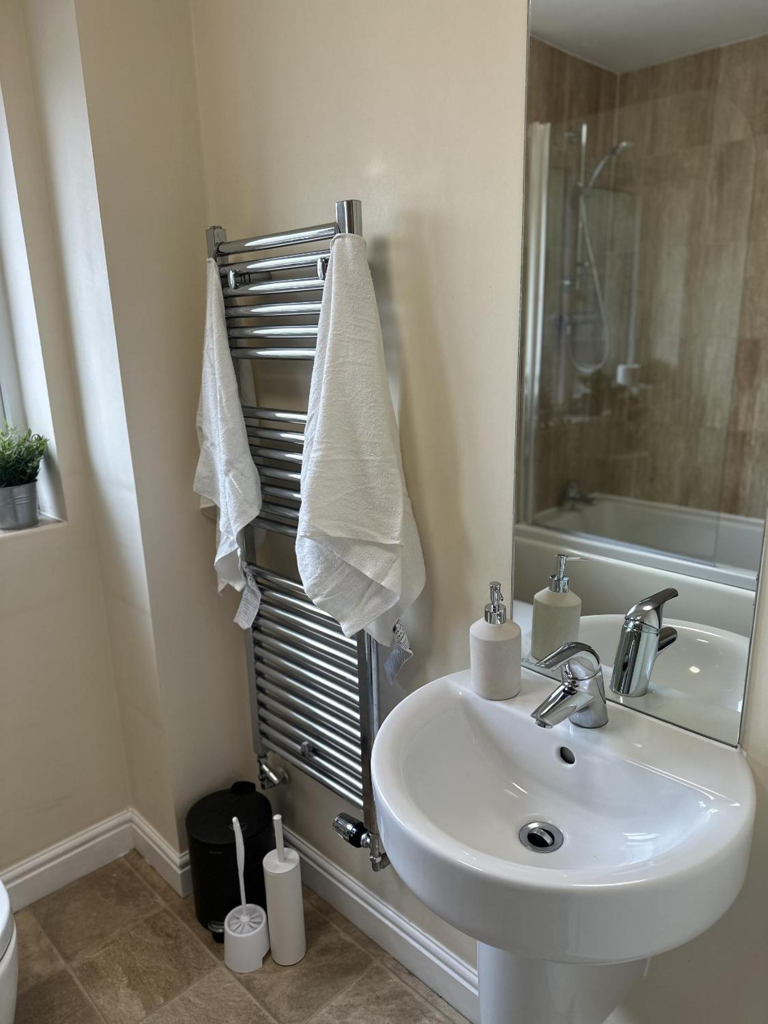 2 Bdr City Centre Apartment With Parking Cardiff Exterior foto